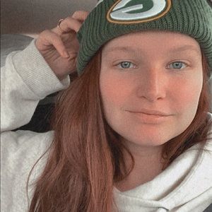 Meet your Posher, Larissa